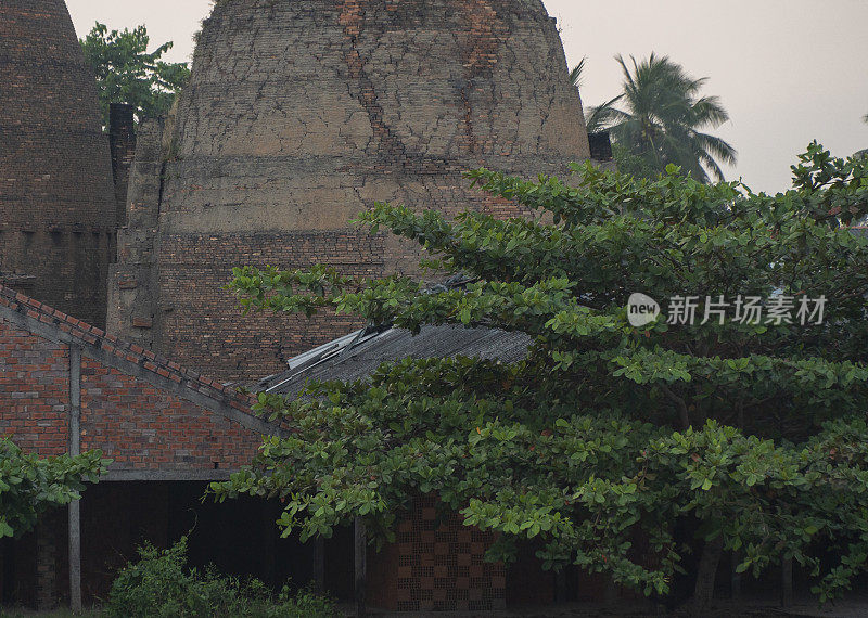 Mang Thit砖窑，一个在越南永隆省Co Chien河边制作砖块和建造房屋的村庄